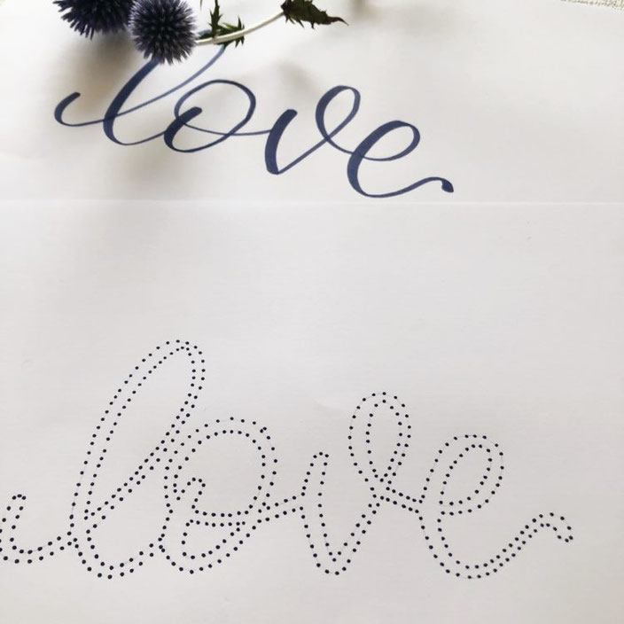 Negativlettering: zuerst entlang der Linien Punkte setzen