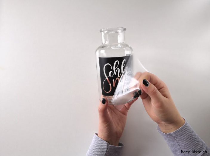 DIY Anleitung für ein Lettering mit Ätzpaste auf Glas - Schablone gut andrücken und ankleben