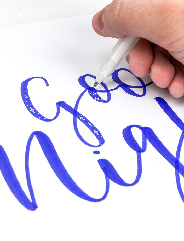 Handlettering Anleitung: Der Sternchen-Effekt - Schritt 2: Mit einem Gelroller Sterne und Punkte auf deine Wörter malen