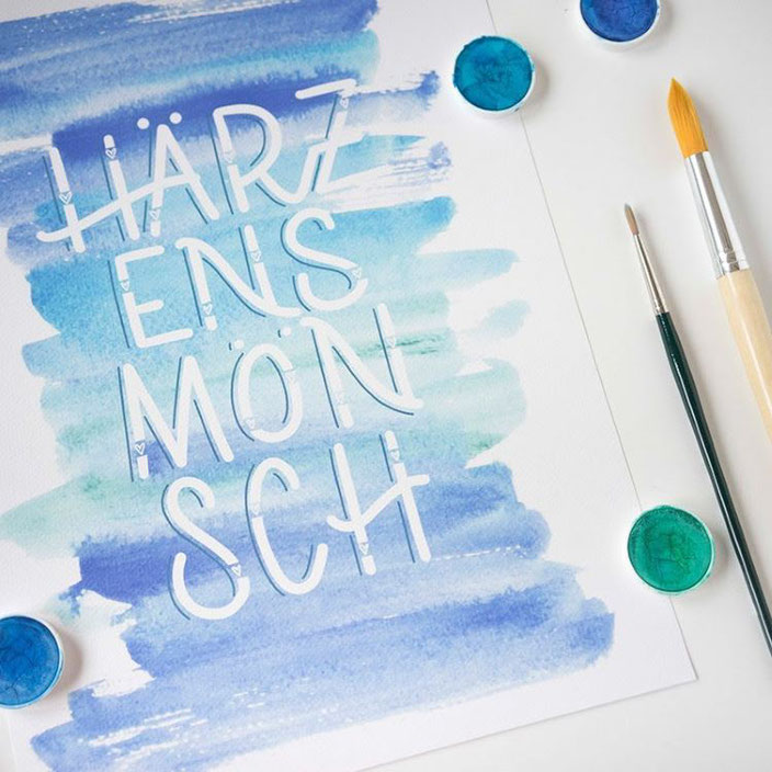 Handlettering Härzensmönsch mit Watercolor Hintergrund (Lettering von samiraheimberg für die Letter Lovers) Herzensmensch auf Schweizerdeutsch