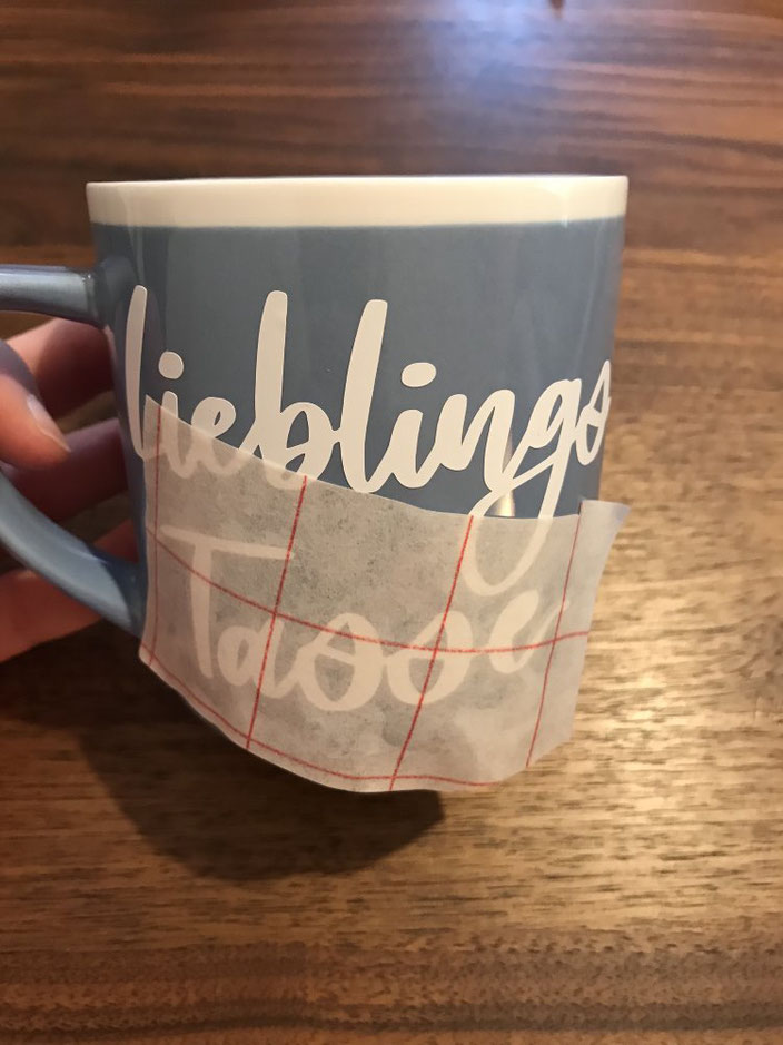 Anleitung: Lettering mit Vinylfolie für eine Tasse - Schritt 5 - Plott auf Tasse übertragen