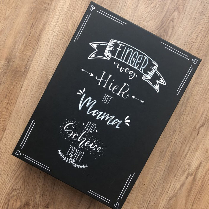 Handlettering weiss auf schwarz: Finger weg. Hier ist Mama ihr Scheiss drin. (Lettering von stefanie.teubner bei den Letter Lovers)