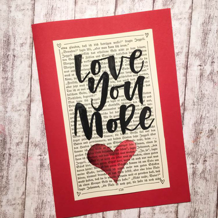 Handlettering - love you more (Lettering von madi_yellow_freak für die Letter Lovers) auf einer alten Buchseite Lettern