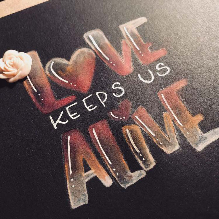 Handlettering auf schwarzem papier: Love keeps us alive (brushkatze für die Letter Lovers)