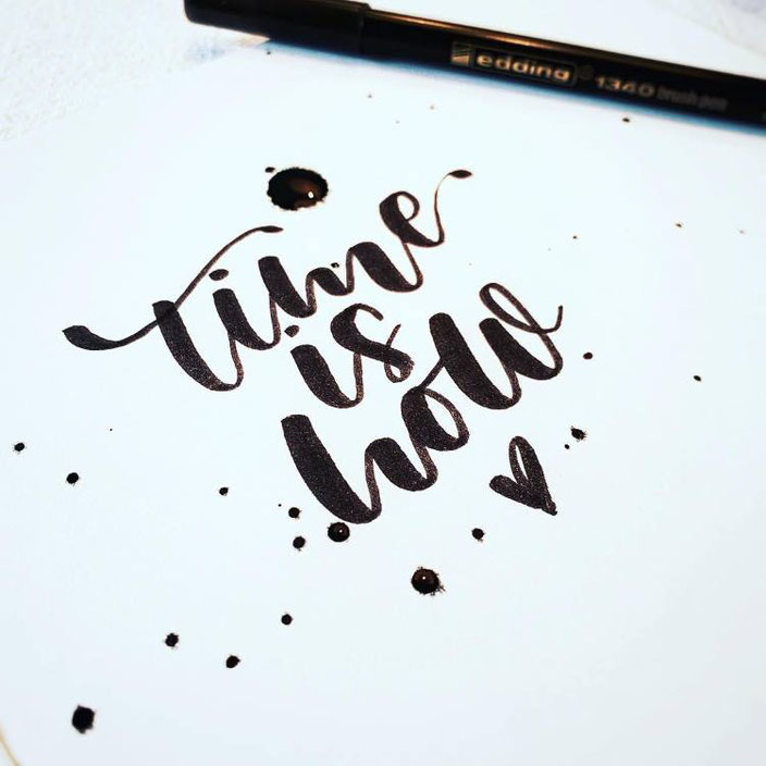 Handlettering in Schwarz: Time is now