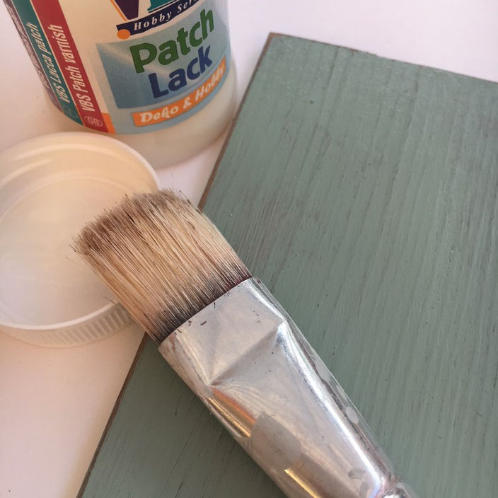 DIY Schild aus Vinylbodenplatten: Mit Lack bestreichen für etwaige Fehler beim Lettering abwaschen zu können