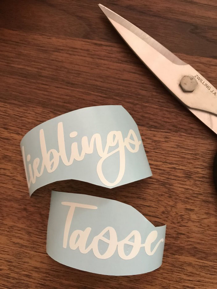 Anleitung: Lettering mit Vinylfolie für eine Tasse - Schritt 3 - ausschneiden