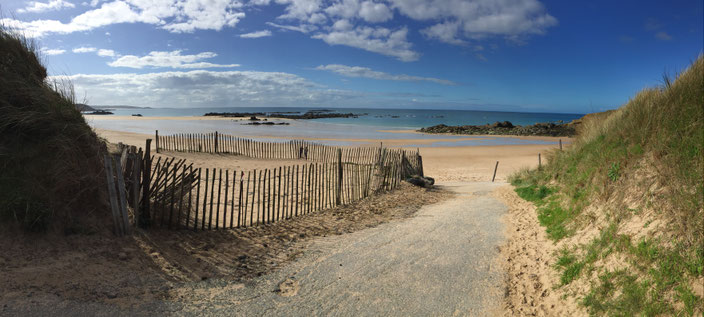 La plage des Grèves d'en bas se trouve entre Sables d'Or les pins et Cap Fréhel