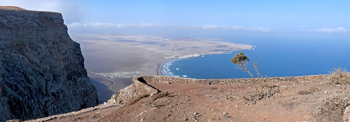 Blick vom Mirador de Bosquecillo auf die Bucht von Famara.