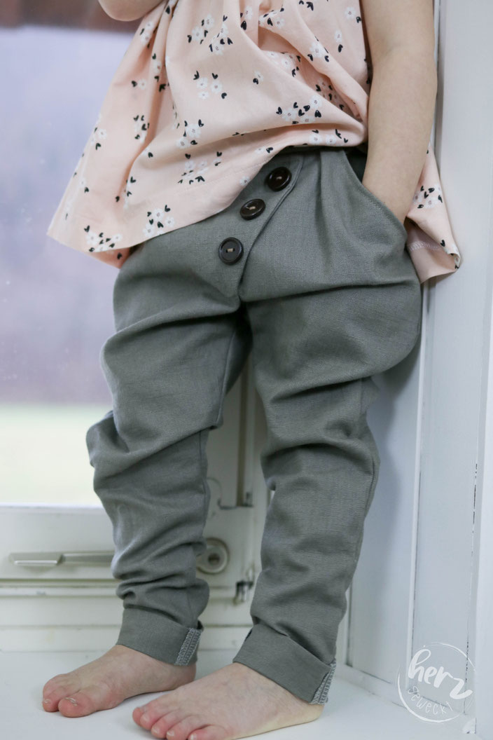 Leinenhose Ludwig Lässig, Bluse Cherry Blossom und Strickjacke
