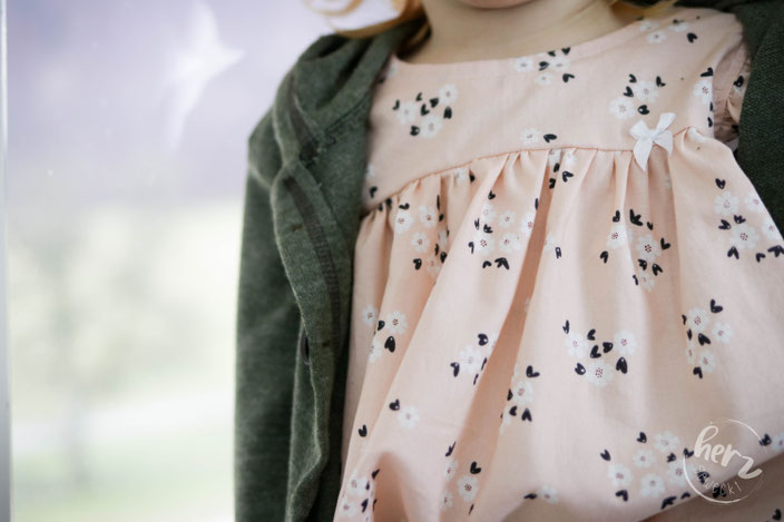 Leinenhose Ludwig Lässig, Bluse Cherry Blossom und Strickjacke