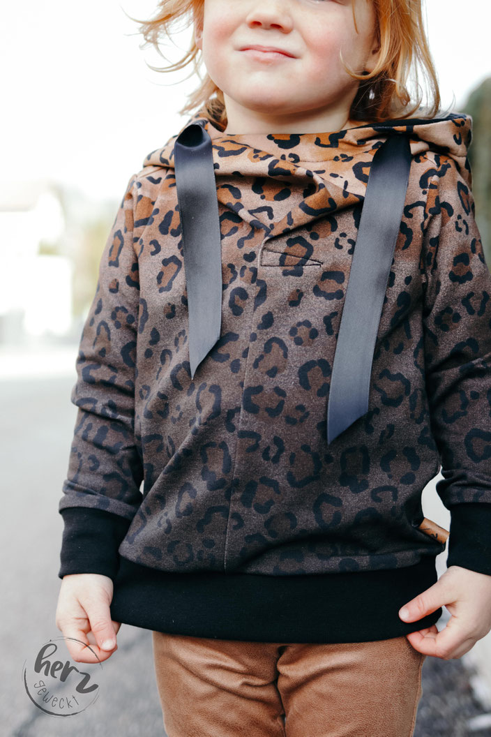 Hoodie Elice mit Leoprint und Bikerleggins Biggi aus Lederjersey