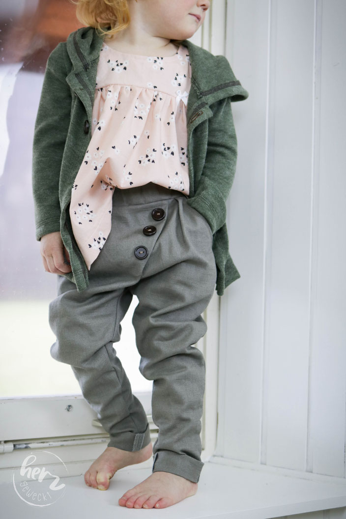 Leinenhose Ludwig Lässig, Bluse Cherry Blossom und Strickjacke