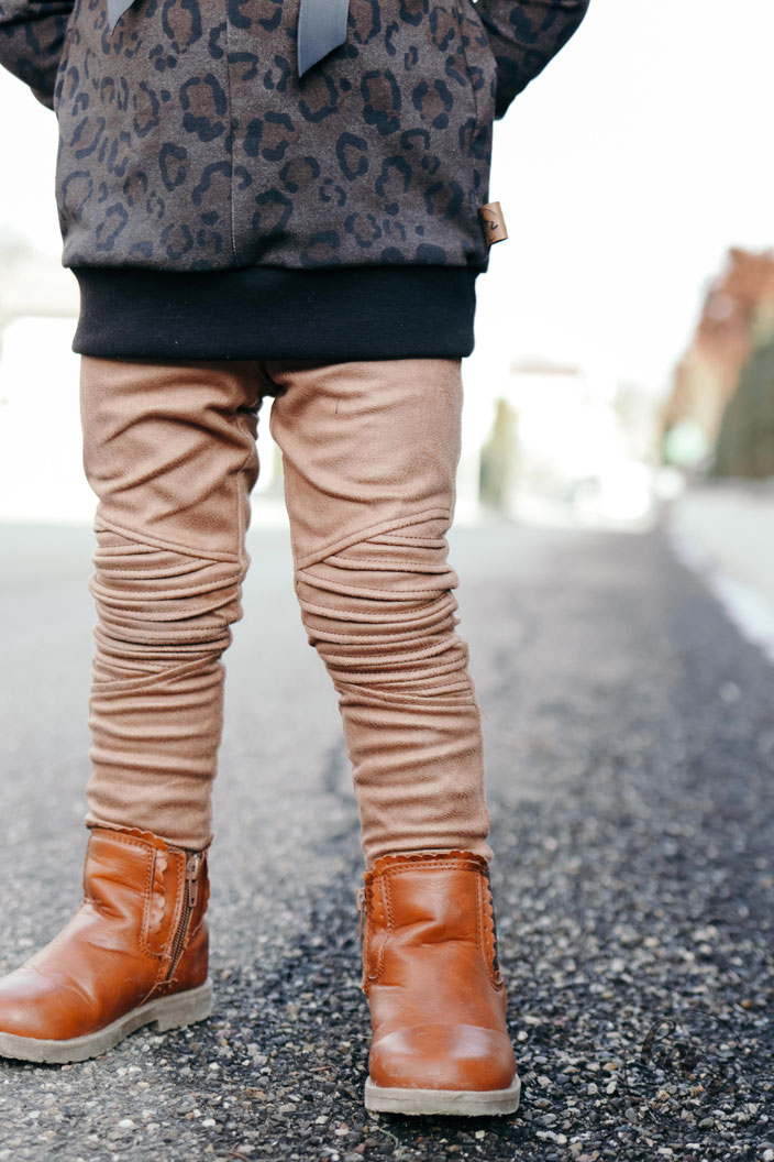 Hoodie Elice mit Leoprint und Bikerleggins Biggi aus Lederjersey