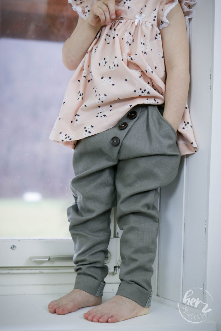 Leinenhose Ludwig Lässig, Bluse Cherry Blossom und Strickjacke