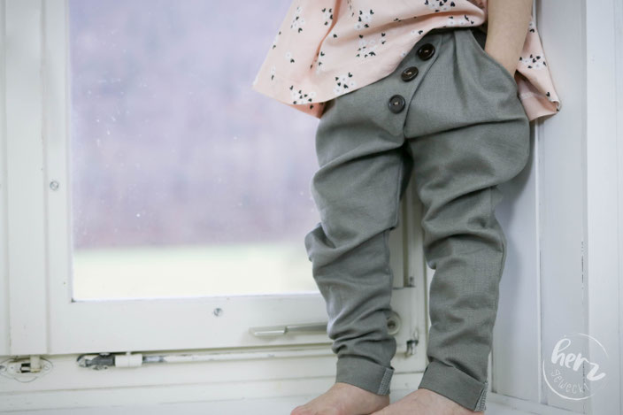 Leinenhose Ludwig Lässig, Bluse Cherry Blossom und Strickjacke