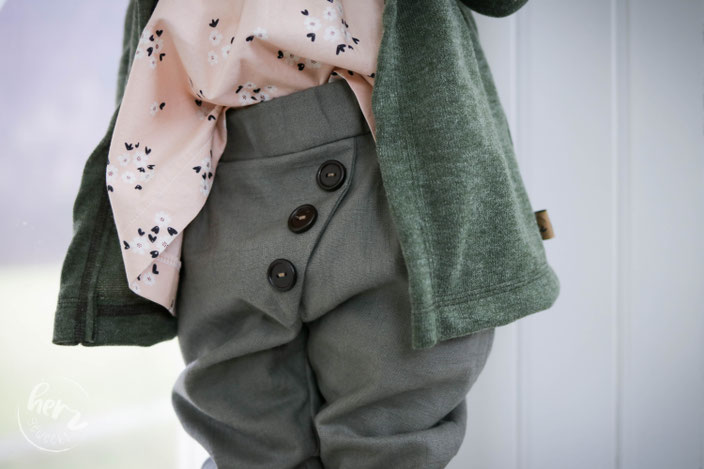 Leinenhose Ludwig Lässig, Bluse Cherry Blossom und Strickjacke