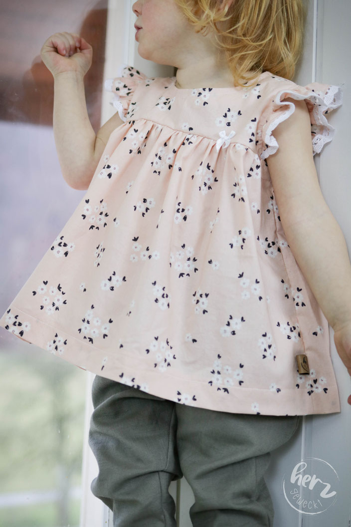 Leinenhose Ludwig Lässig, Bluse Cherry Blossom und Strickjacke