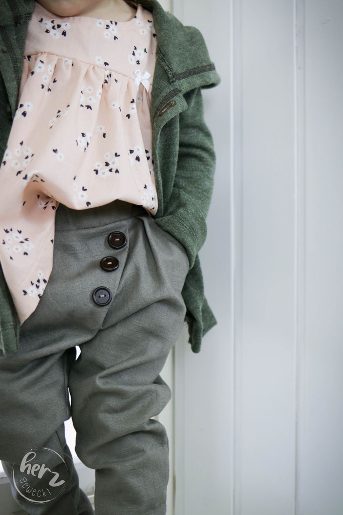 Leinenhose Ludwig Lässig, Bluse Cherry Blossom und Strickjacke