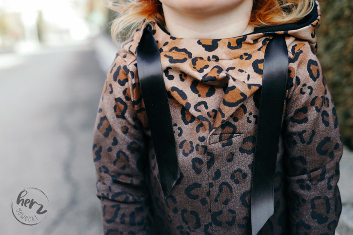 Hoodie Elice mit Leoprint und Bikerleggins Biggi aus Lederjersey