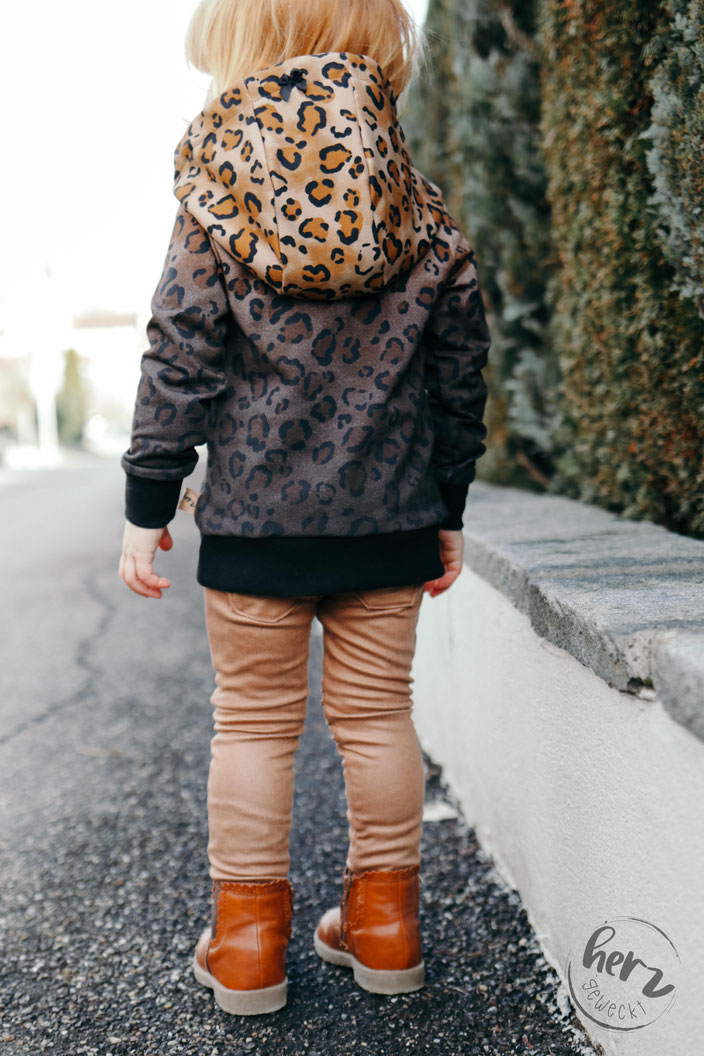 Hoodie Elice mit Leoprint und Bikerleggins Biggi aus Lederjersey