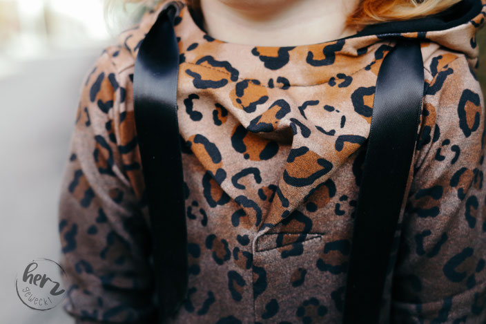 Hoodie Elice mit Leoprint und Bikerleggins Biggi aus Lederjersey