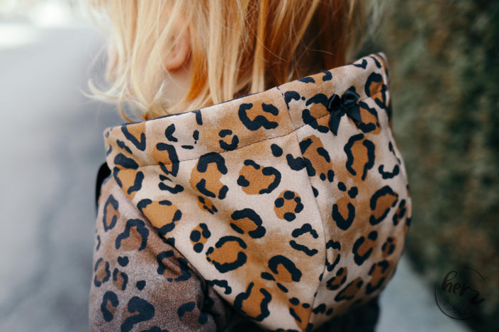 Hoodie Elice mit Leoprint und Bikerleggins Biggi aus Lederjersey