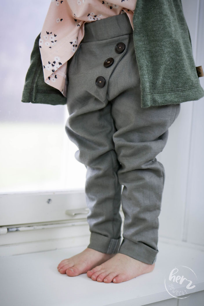 Leinenhose Ludwig Lässig, Bluse Cherry Blossom und Strickjacke