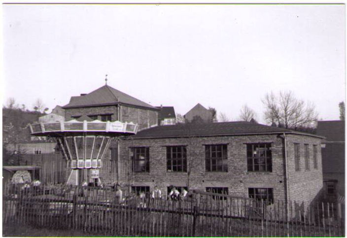 Fabrik im Rohbau 1929 