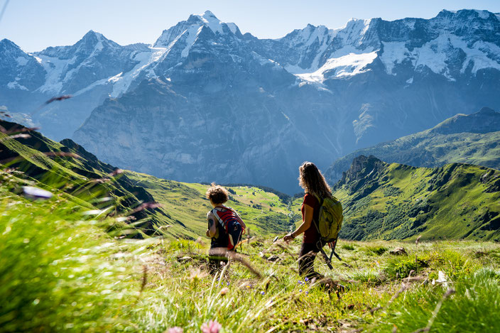 Wandern im Berner Oberland mit wunderschöner Aussicht auf die Schweizer Berge