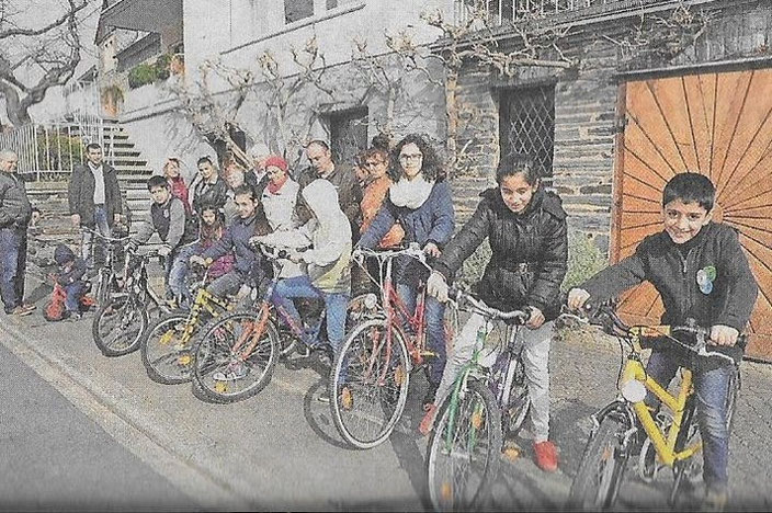 Sichtlich stolz zeigen Kinder ihre gespendeten Fahrräder, die es ihnen erlauben, sich unter Gleichaltrige im Dorf zu mischen.