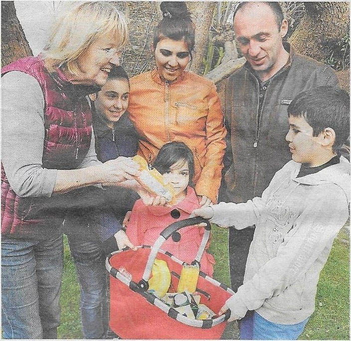 Hilfe ist oft beim Einkaufen willkommen. Hier erklärt Barbara Zirbes (links) Armine und Howaris und den Kindern Svetlana, Irina, Samuel (von links), was im Korb gelandet ist.