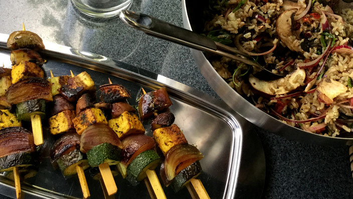 fair4world - Vegan Grillen - Tofu-Spieße mit mediterranem Reis-Salat