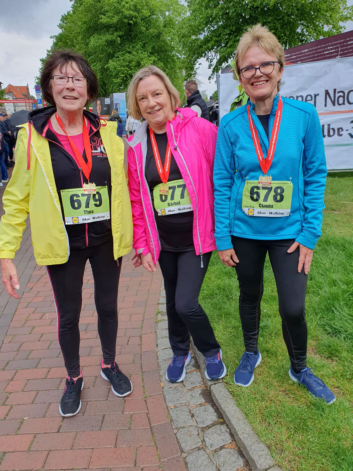 Geschafft. Thea Neupert (679), Bärbel Lange (677) und Claudia Büsing (678) mit ihren Teilnahmemedaillen.