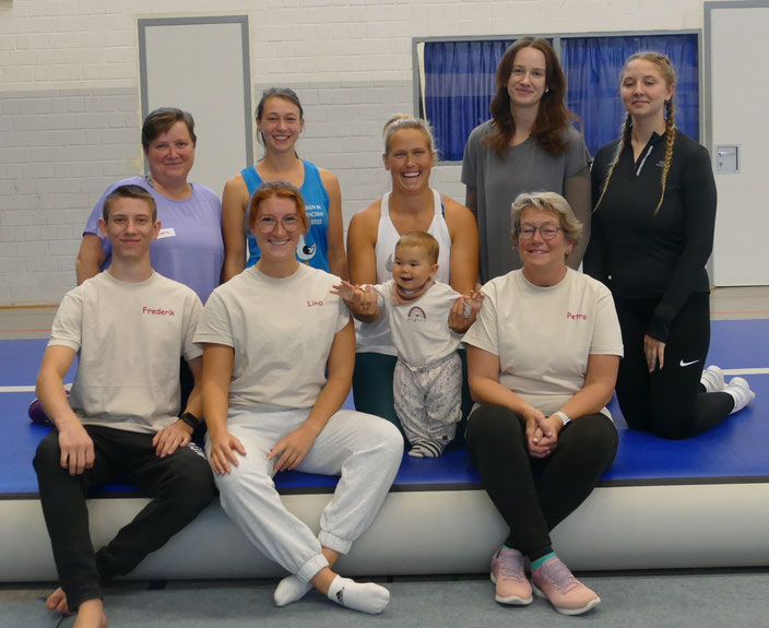 Das Trainerteam mit "Verstärkung": Katrin Eger (hinten v.l.), Anna Jona Reichenbach, Alina Said, Lea Patzewitz, Babet Timmermann, sowie Frederik Businski (vorne v.l.), Lina Ujvari, Fiene Said, Petra Lingl.