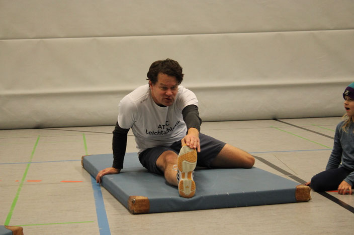 Ein Trainingsweltmeister war Sven Kraus nie. Sagt er. Aber Strecken und Dehnen muss schon sein. Immer. Fotos: put