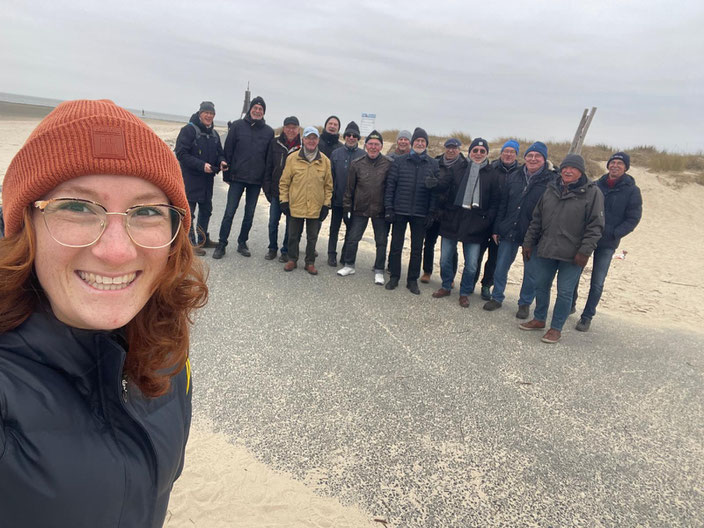 Erst die Arbeit ... Auch die Mo+DoMäs von Bernd Lange und Lina Ujvari wanderten mittelstrammen Schrittes dem gedeckten Tisch entgegen.