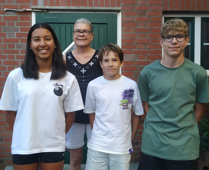 Für ihre Leistungen im Jahr 2022 ehrte der Landkreis Cuxhaven jetzt Yosefina Deneff (v.l.), Kirsten Dietz, Adam Haji und Lazar Schomburg. Nicht im Bild, aber ebenfalls geehrt: Marei Nitschke. Foto: Yvonne Deneff