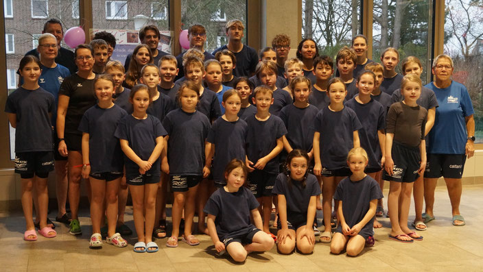 Viel los war im Hallenbad zum Abschied aus dem Jahr 2024. Und das ist beileibe nicht die komplette Schwimmabteilung...