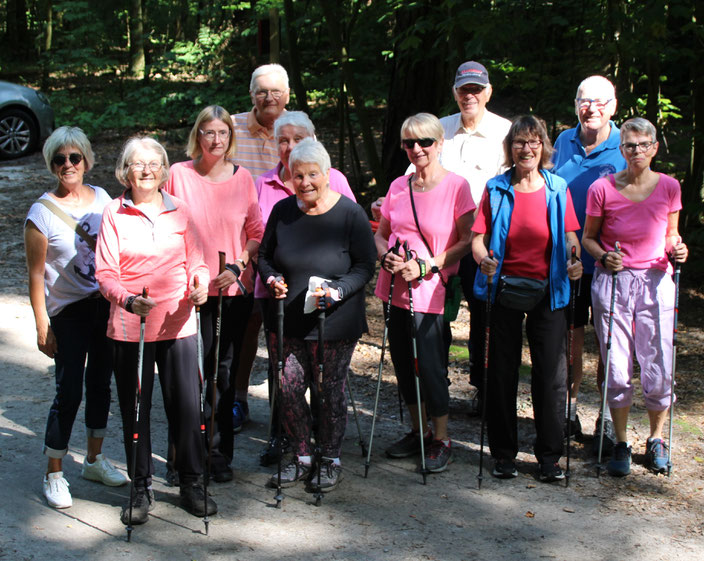 Stefanie Wilshusen (3.v.l.) mit ihrer Nordic-Walking-Gruppe vor dem Start.