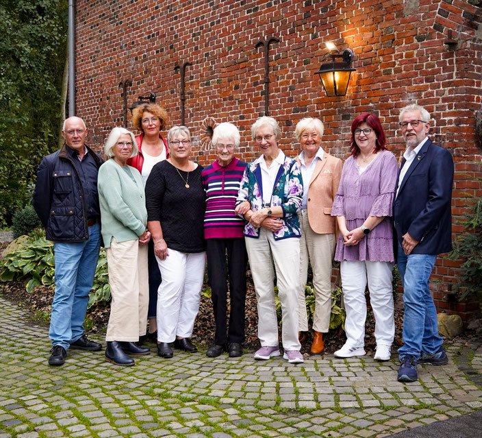 So viele Vereinsjahre lassen sich kaum zählen. Die Geehrten (v.l.): Gerd Scholtyssek, Marina Breyer, Wiebke Koops, Waltraut Raschkowski, Helga Vooth, Inge Osterndorff und Gerda Hagedorn. Rechts im Bild: Manfred und Hilke Abbes. Fotos: Patrick Hehn