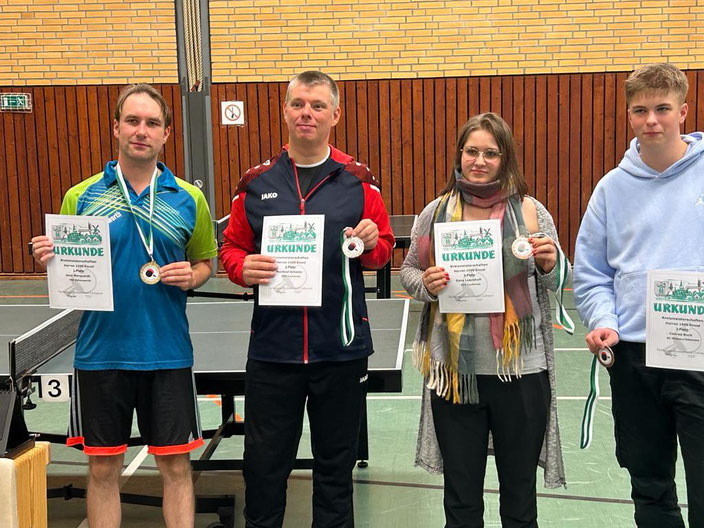 Siegerehrung Kreismeisterschaften Herren bis 1500 Punkte: Hier holten Manfred Schmitz, 2. Platz, und Dana Loockhoff als Dritte (beide in der Mitte) Urkunden und Medaillen für den ATSC.