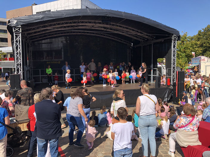 Viel Spaß hatten nicht nur die ATSC-Tanzgruppen von Sabine Lenz-Breuer beim Buttfest am 2. September2023, sondern auch die Zuschauerinnen und Zuschauer. Fotos: Guido Sendler