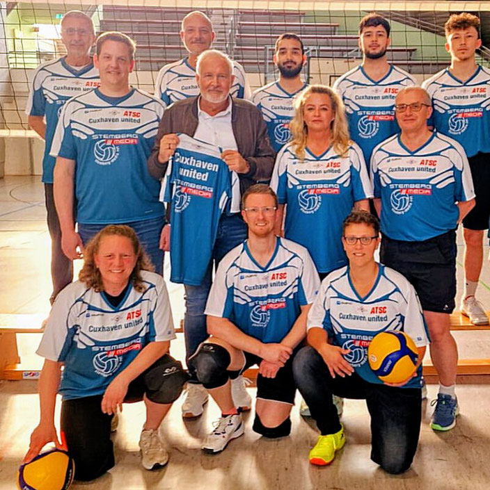 So sieht es aus, das ATSC-Team von "Cuxhaven united" um Franz Wagner (hinten links) mit Trikot-Sponsor Heiko Stemberg, dem Geschäftsführer der Stemberg Media in Emsbüren.