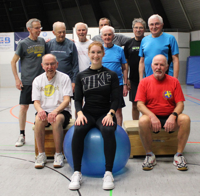 Donnerstags hat Lina Ujvari in der Rundturnhalle das Sagen - und lässt die Herrenrunde springen. Nach der Übungsstunde klappt es noch (oder wieder) mit dem Lächeln. Fotos: put