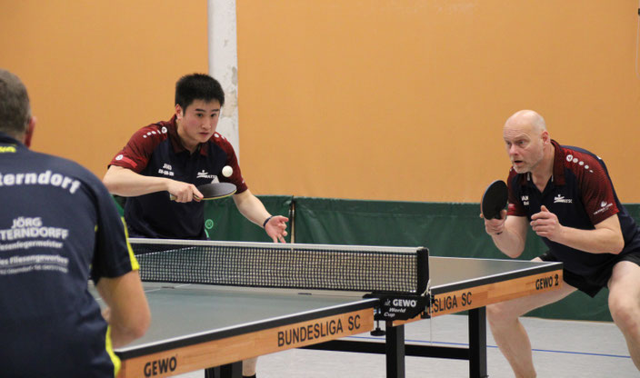 Hoa Nam Nguyen und Ralf Kieselbach gehen hochkonzentriert in einen Ballwechsel. Foto: put