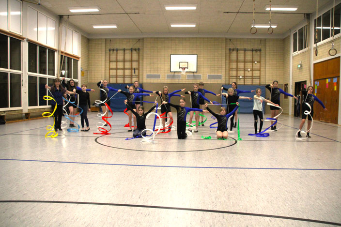 Wenn Sabine Lenz-Breuer zum Training ruft, sind alle mit Feuereifer dabei. Fester Bestandteil der Dance Kids I sind auch Hanna (r.) und Mats (7.v.r.). Fotos: put