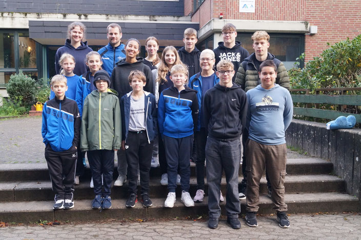 Der erfolgreiche Schwimmkader des ATSC vor der Jugendherberge in Uelzen. Foto: Imke Grantz