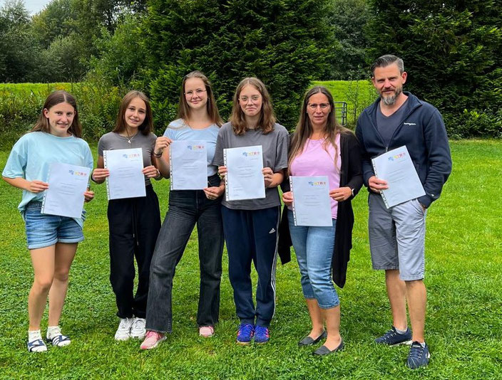 Tolles Engagement: Estelle Kutzner (v.l.), Alina Ensuleit, Madleen Katt, Leonie Packwitz, Nina und Christian Kutzner haben jetzt ihre Kampfrichterlizenz erworben.