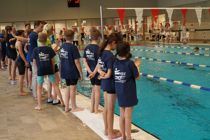 Mitfiebern und unterstützen ist Trumpf im Cuxhavener Hallenbad, wenn die Schwimmerinnen und Schwimmer der drei teilnehmenden Vereine durch das Wasser pflügen.